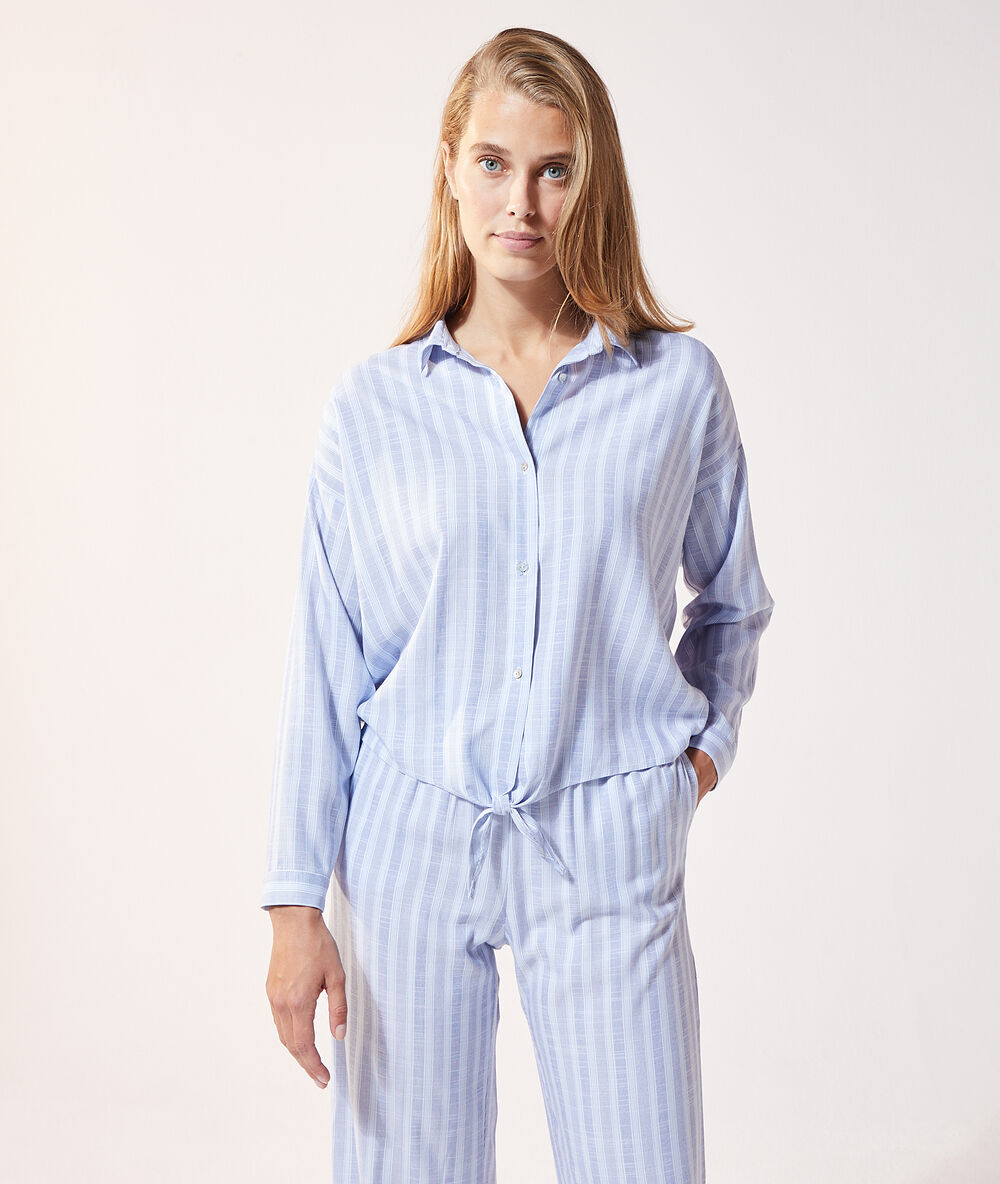 Camisa pijama estampado de rayas azul.