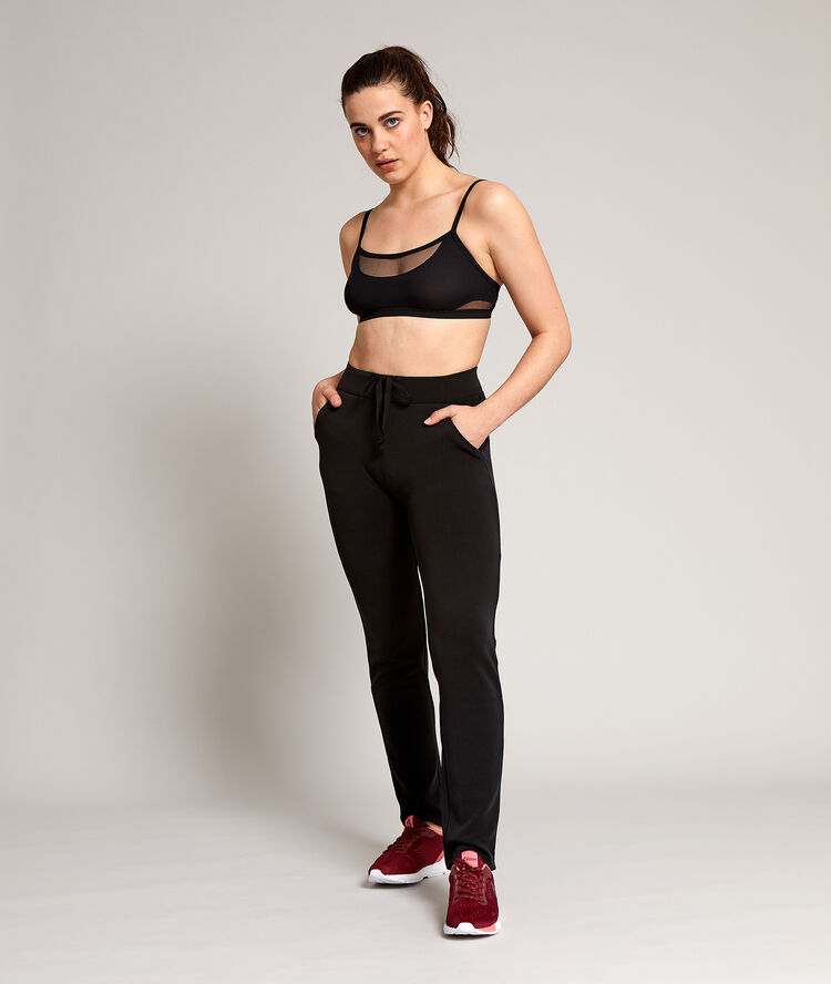 Pantalón deportivo negro.