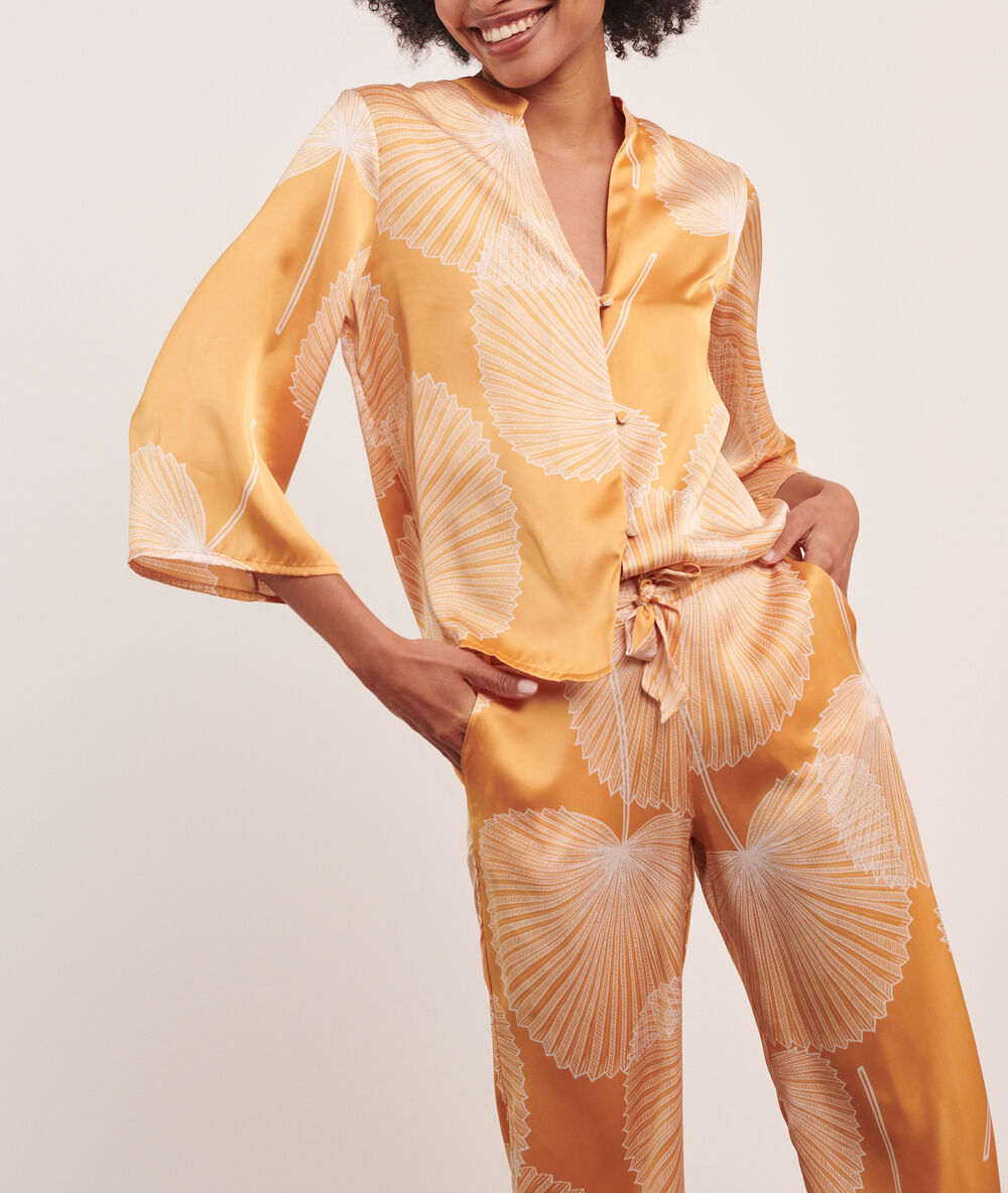 Camisa pijama de satén estampada amarillo.