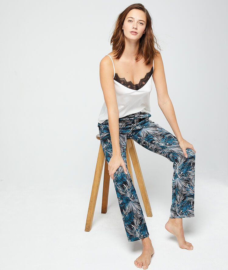 Pantalón estampado de hojas negro.