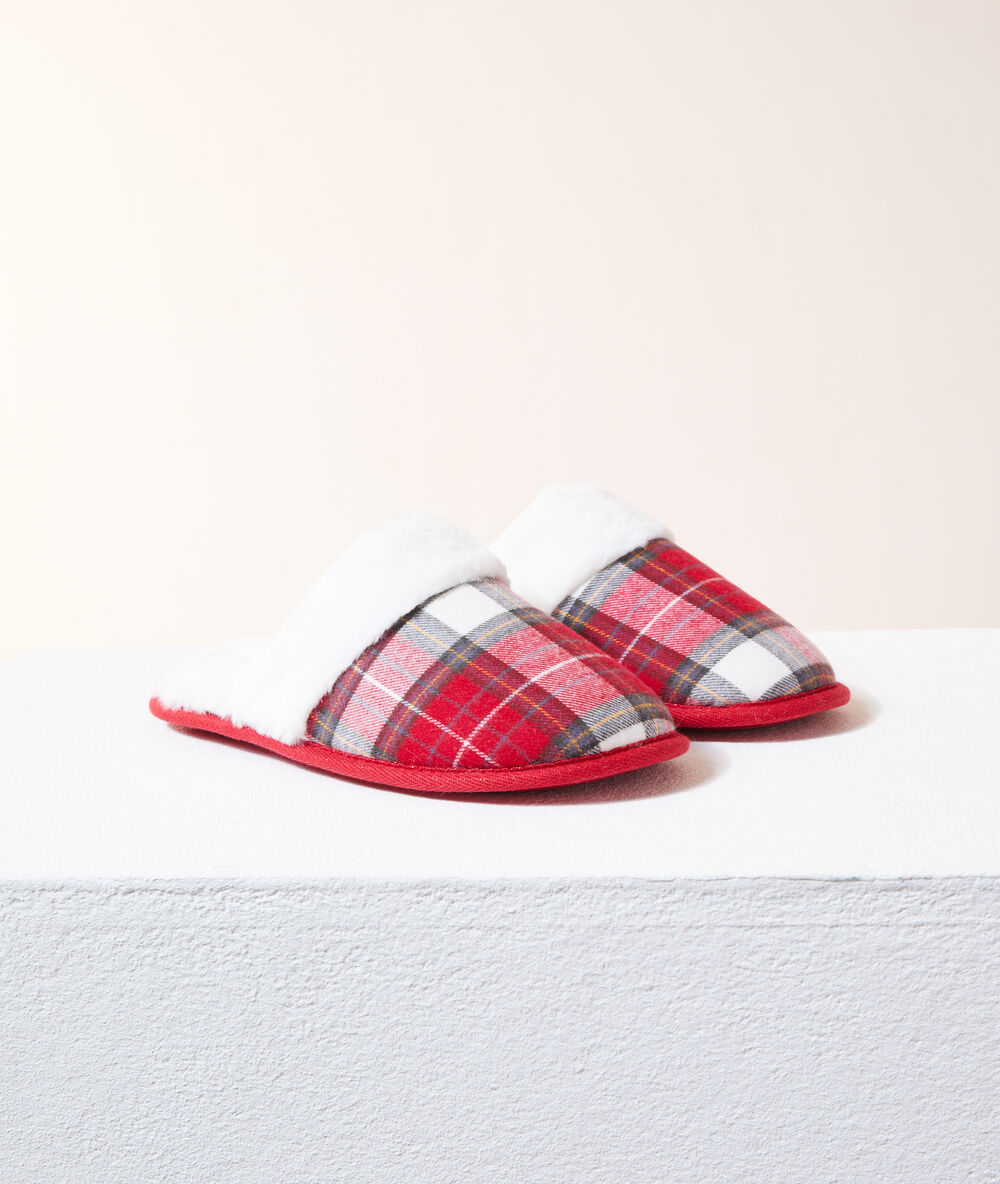 Zapatillas y antifaz estampado de cuadros rojo.