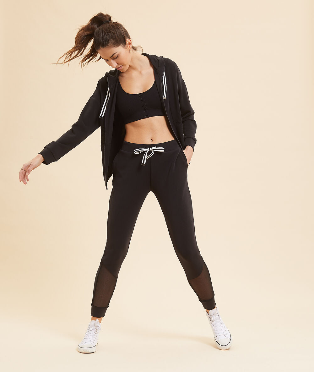 Chaqueta con capucha y cremallera negro.