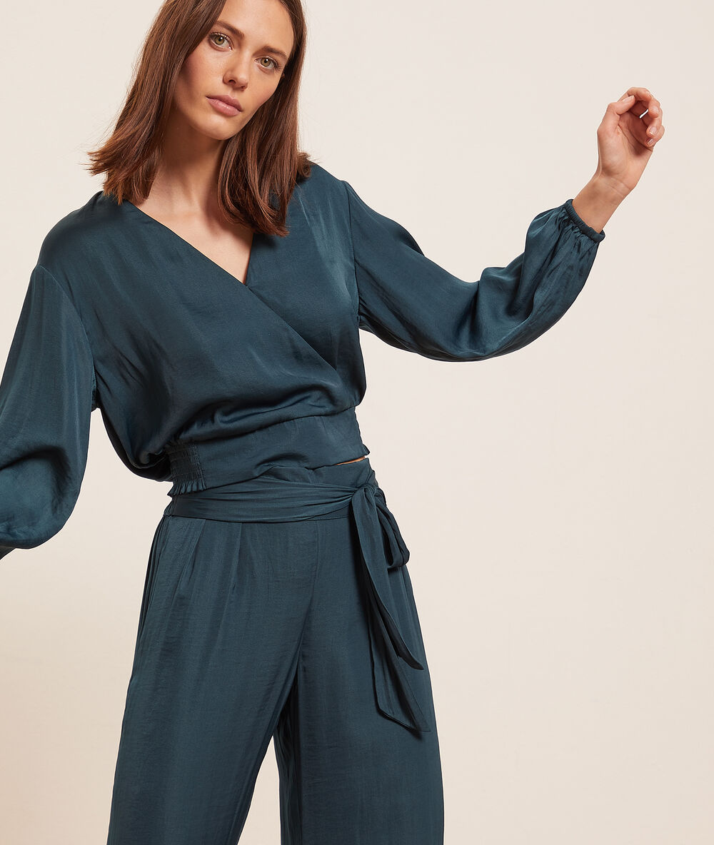 Pantalón pijama con lazada verde.