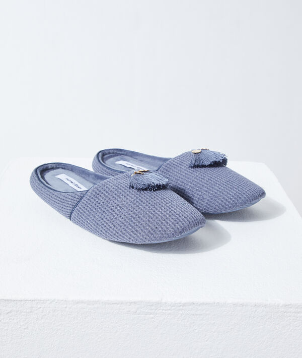 Zapatillas con pompones decorativos Zapatillas con pompones decorativos;${refinementColor}