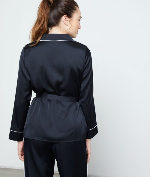 Camisa pijama de satén negro.