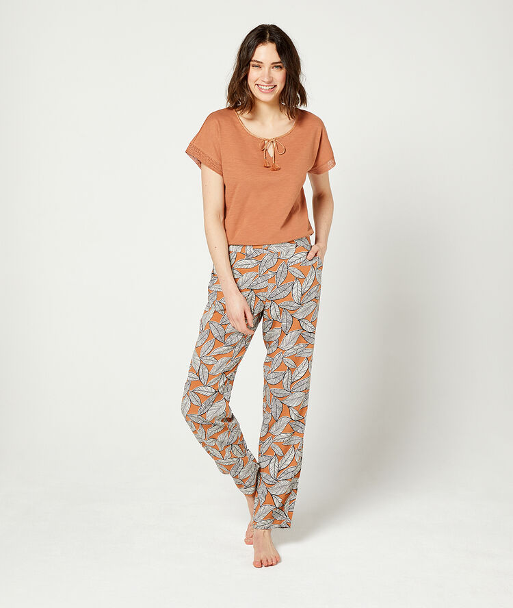 Pantalón estampado de hojas terracota.