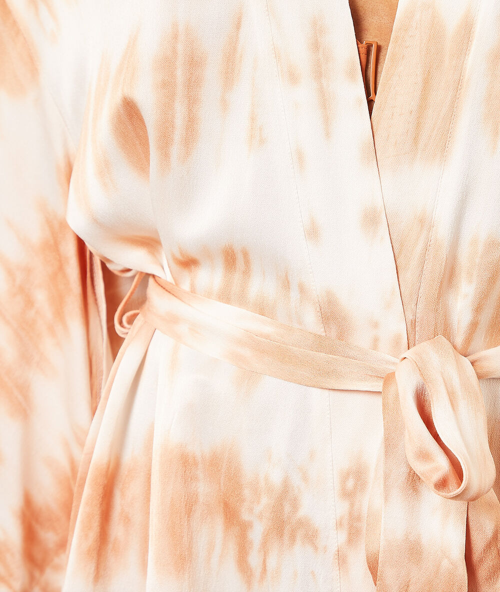 Bata kimono estampado tie-dye crudo.