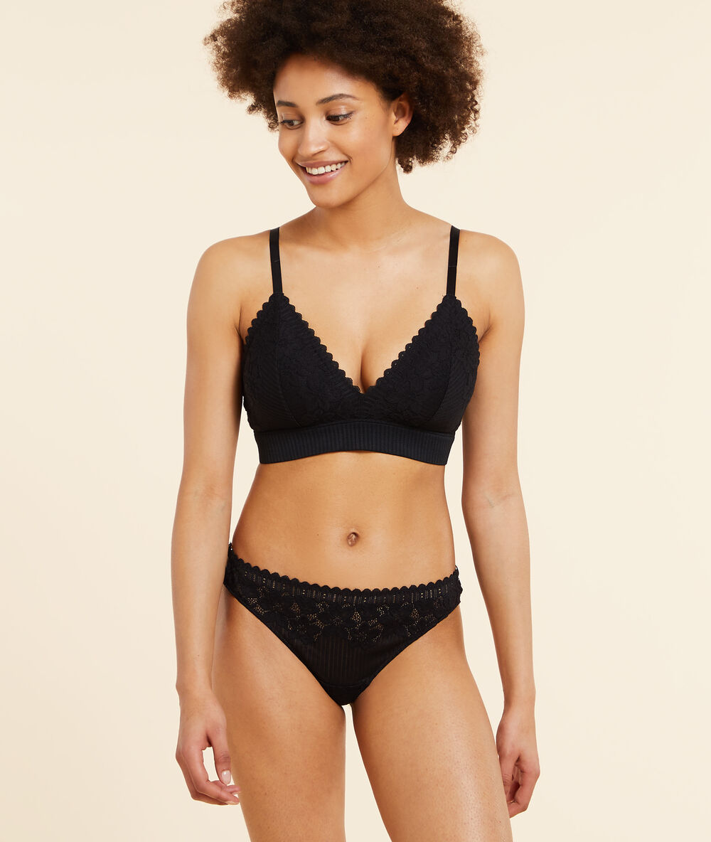 Tanga de encaje negro.