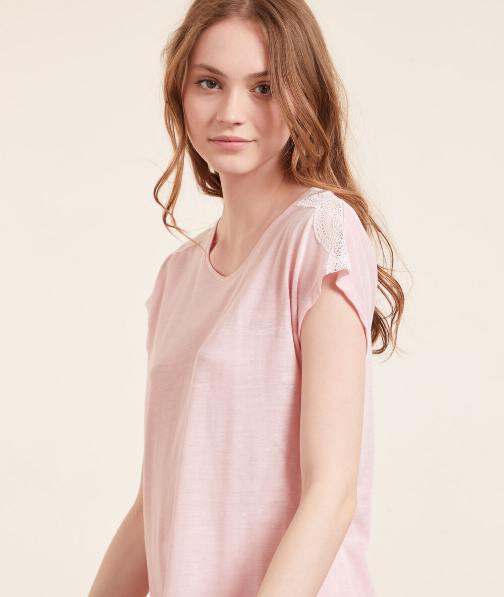 Camiseta manga corta rosa pálido.