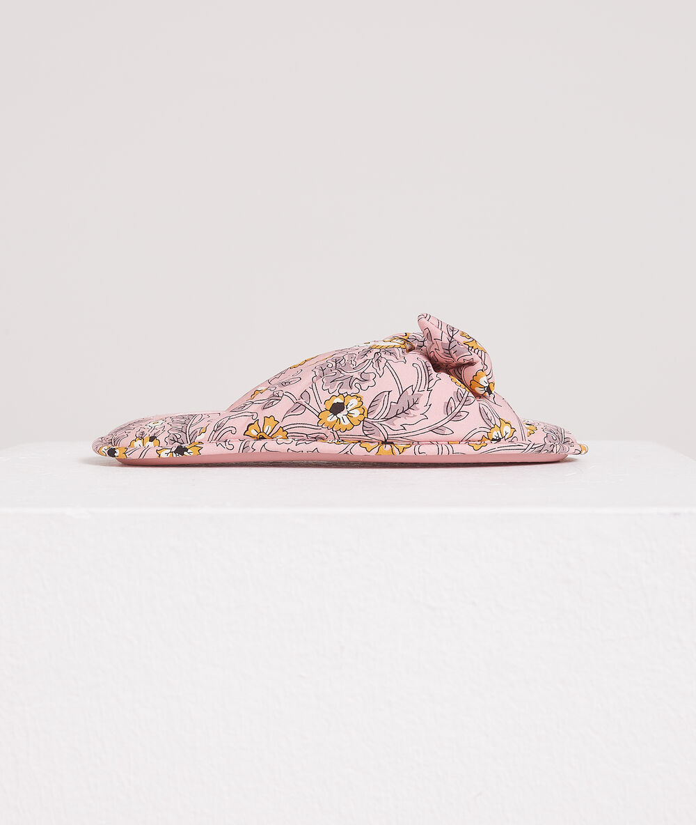 Zapatillas tipo chancla estampadas rosa.