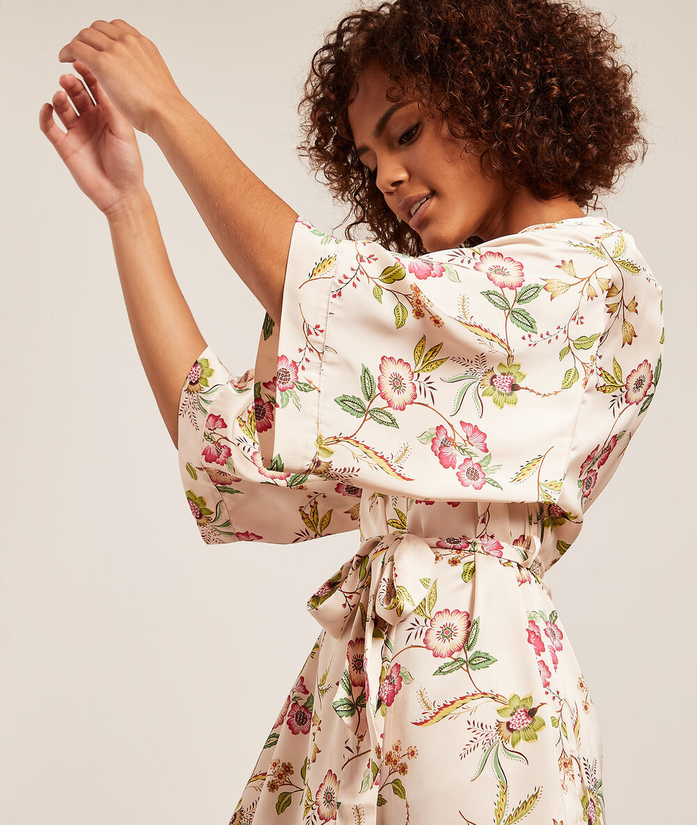 Kimono de satén, estampado floral crudo.