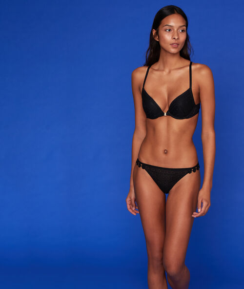 Tanga de encaje floral negro.