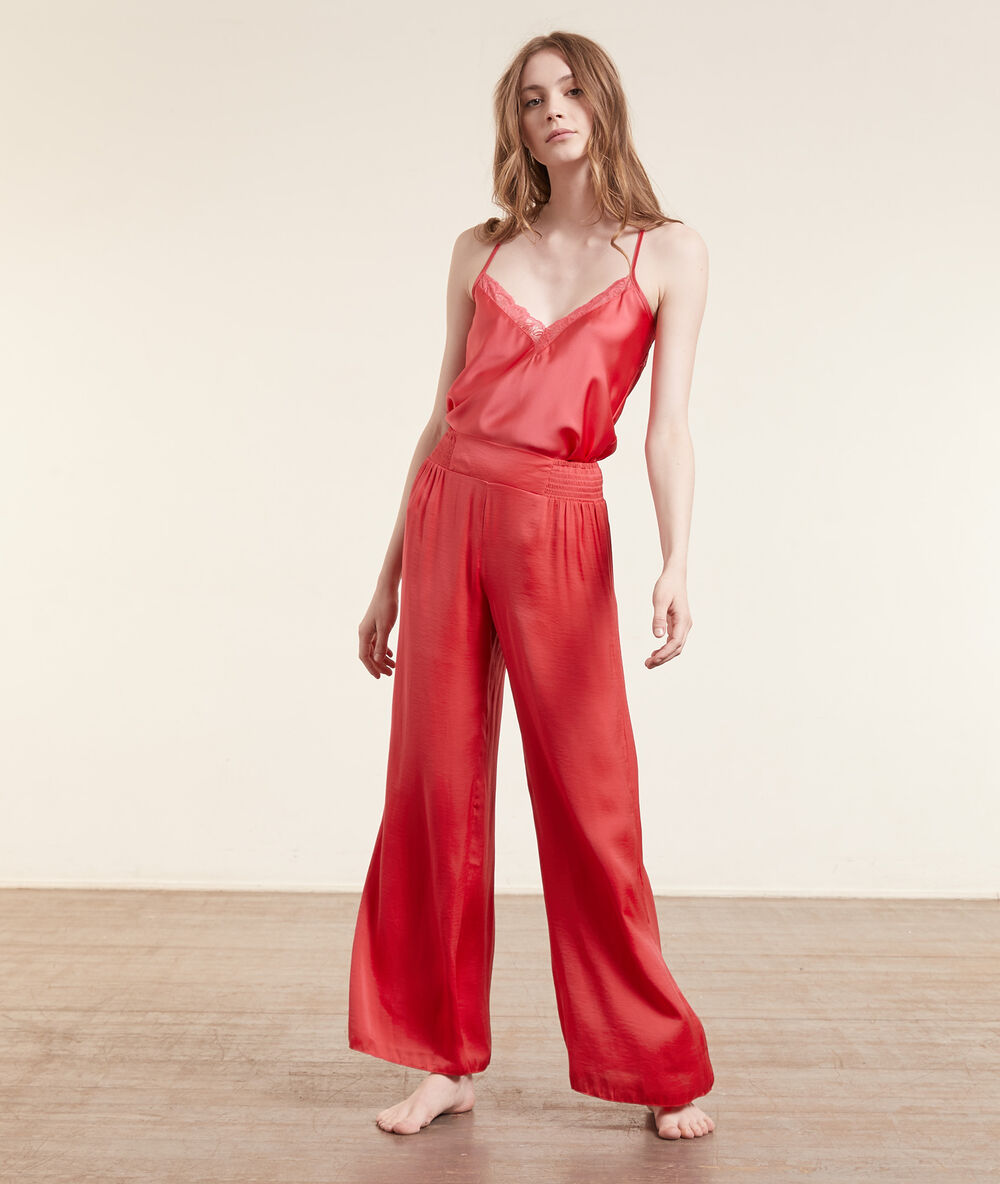 Pantalón de pijama ancho de satén rosa.