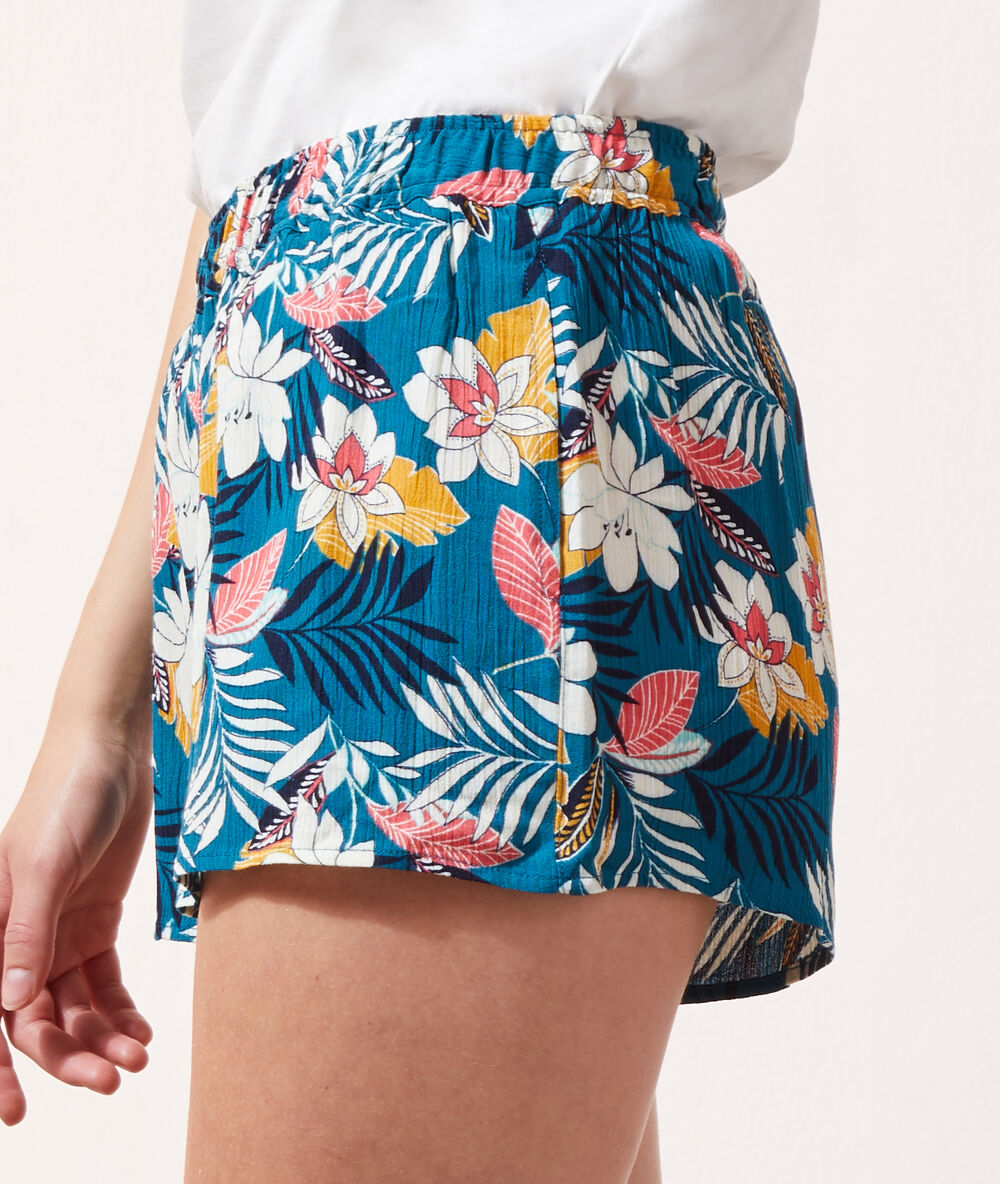 Pantalón corto estampado floral turquesa.
