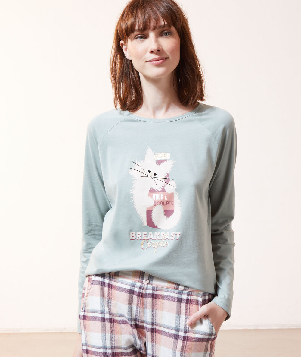 Camiseta manga larga estampada verde.