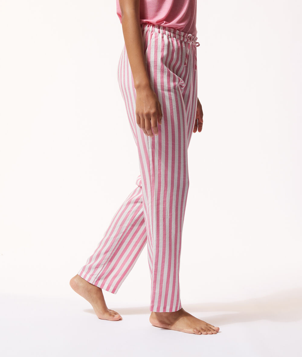 Pantalón estampado de rayas rosa.
