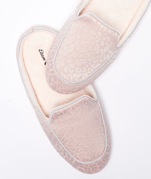 Zapatillas satinadas estampado leopardo rosa.