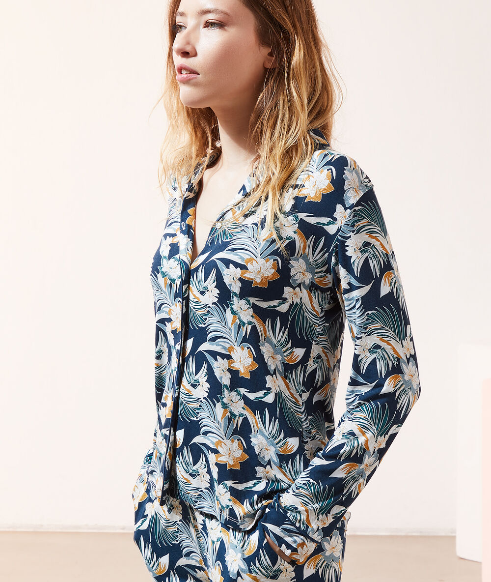 Camisa pijama estampado tropical turquesa.