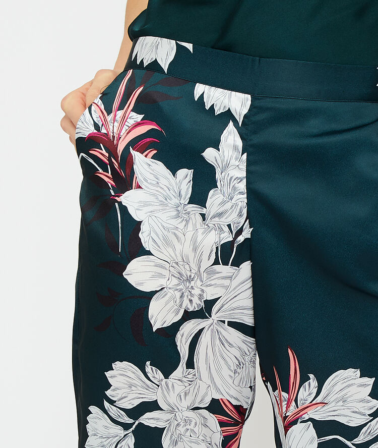 Pantalón pijama de satén estampado floral verde.
