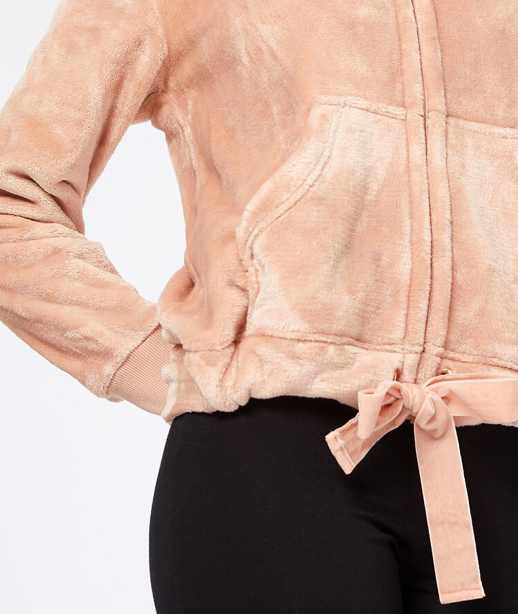 Chaqueta con capucha tejido suave rosa.