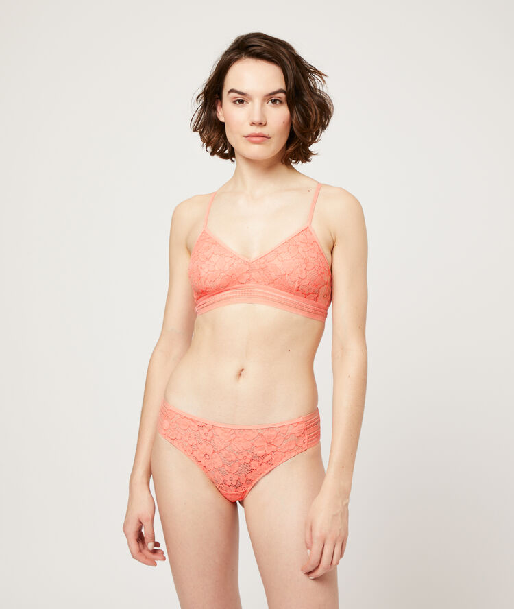 Top de encaje floral rosa.