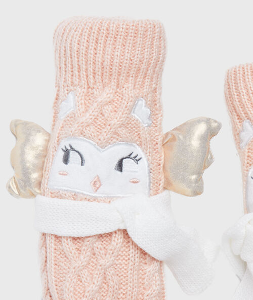 Calcetines tricotados con forro rosa.