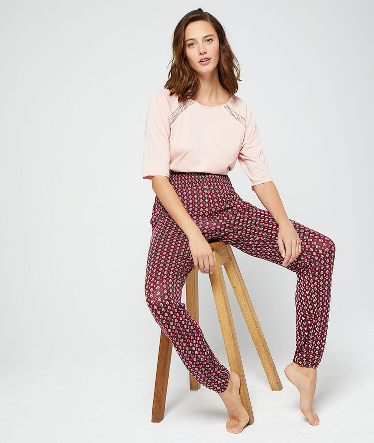 Pantalón estampado granate.