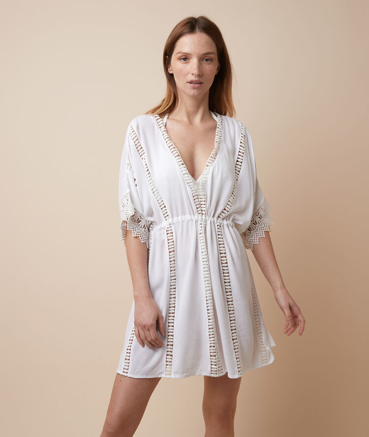 Túnica playera con motivos encaje crudo.