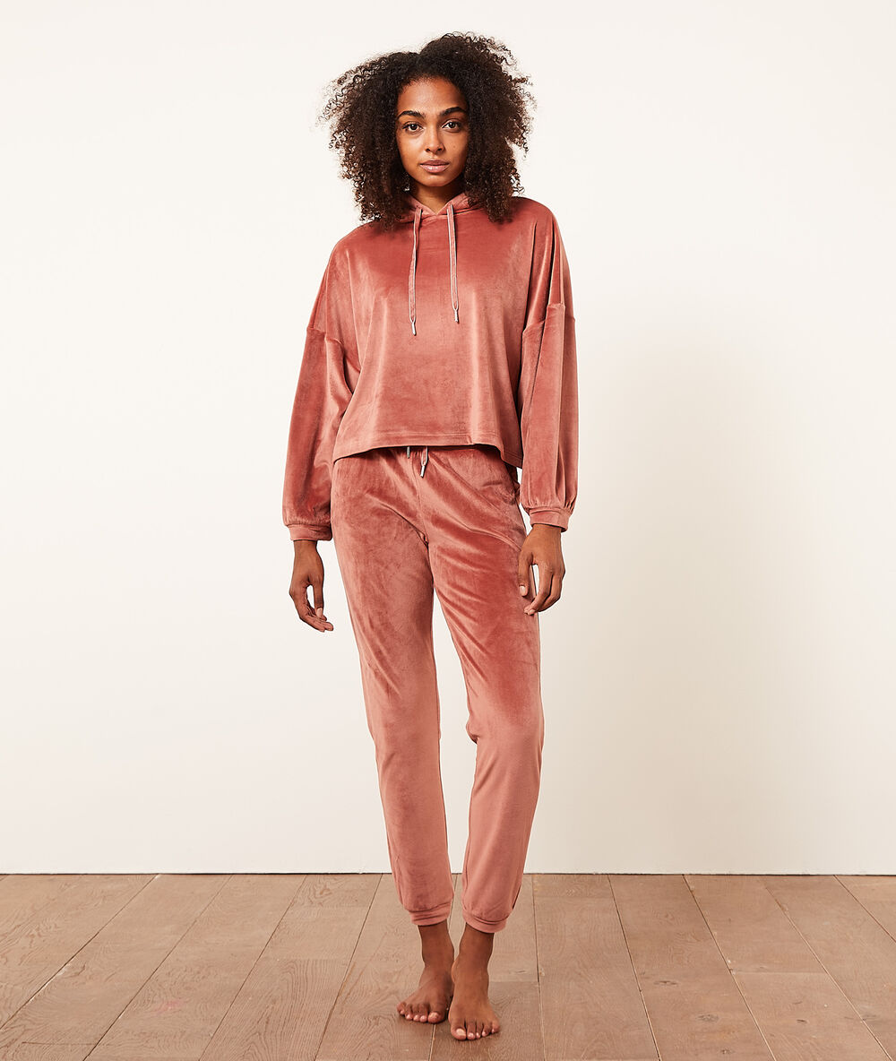 Pantalón jogger de terciopelo rosa.