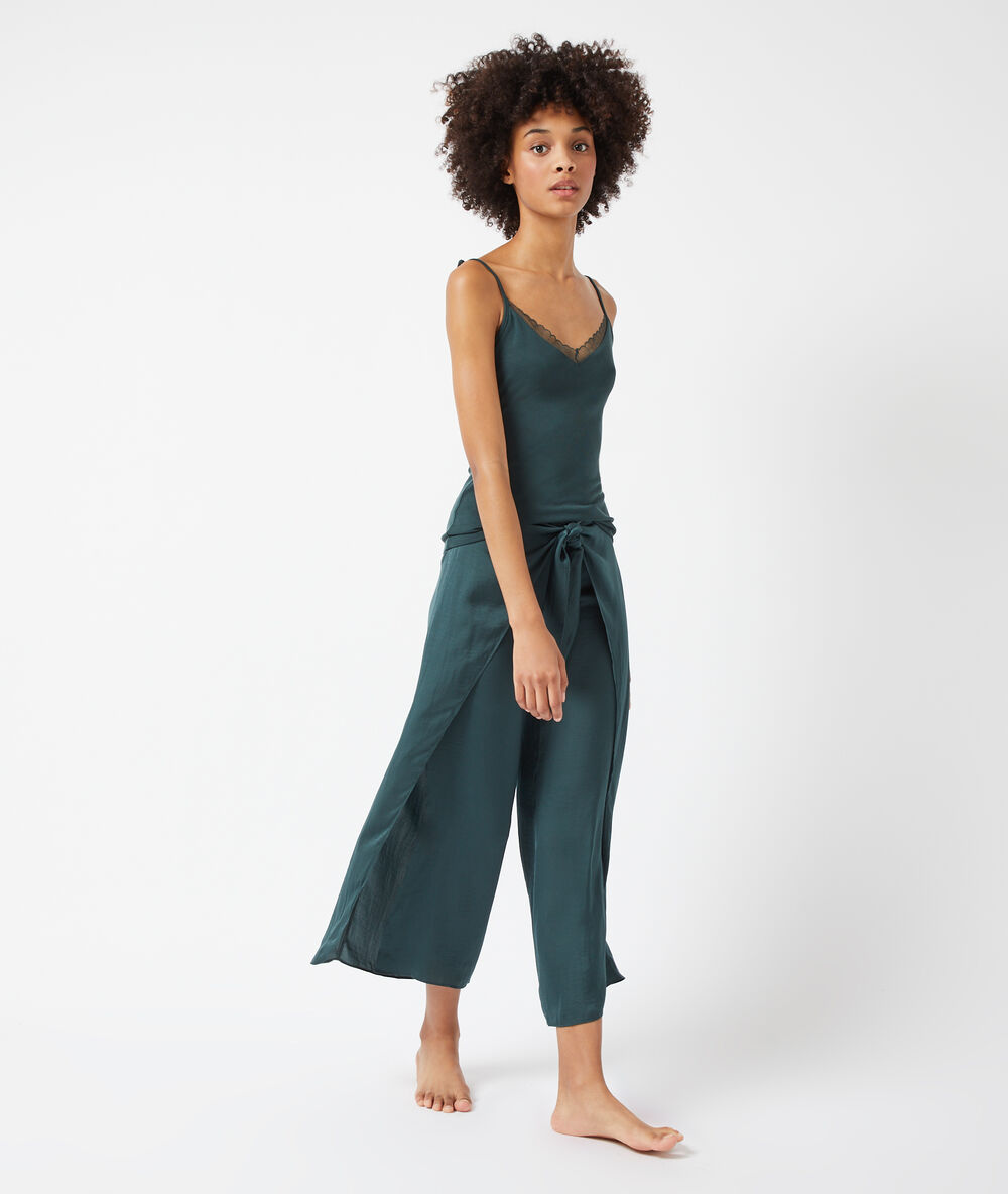 Top escotado con motivos de encaje verde.