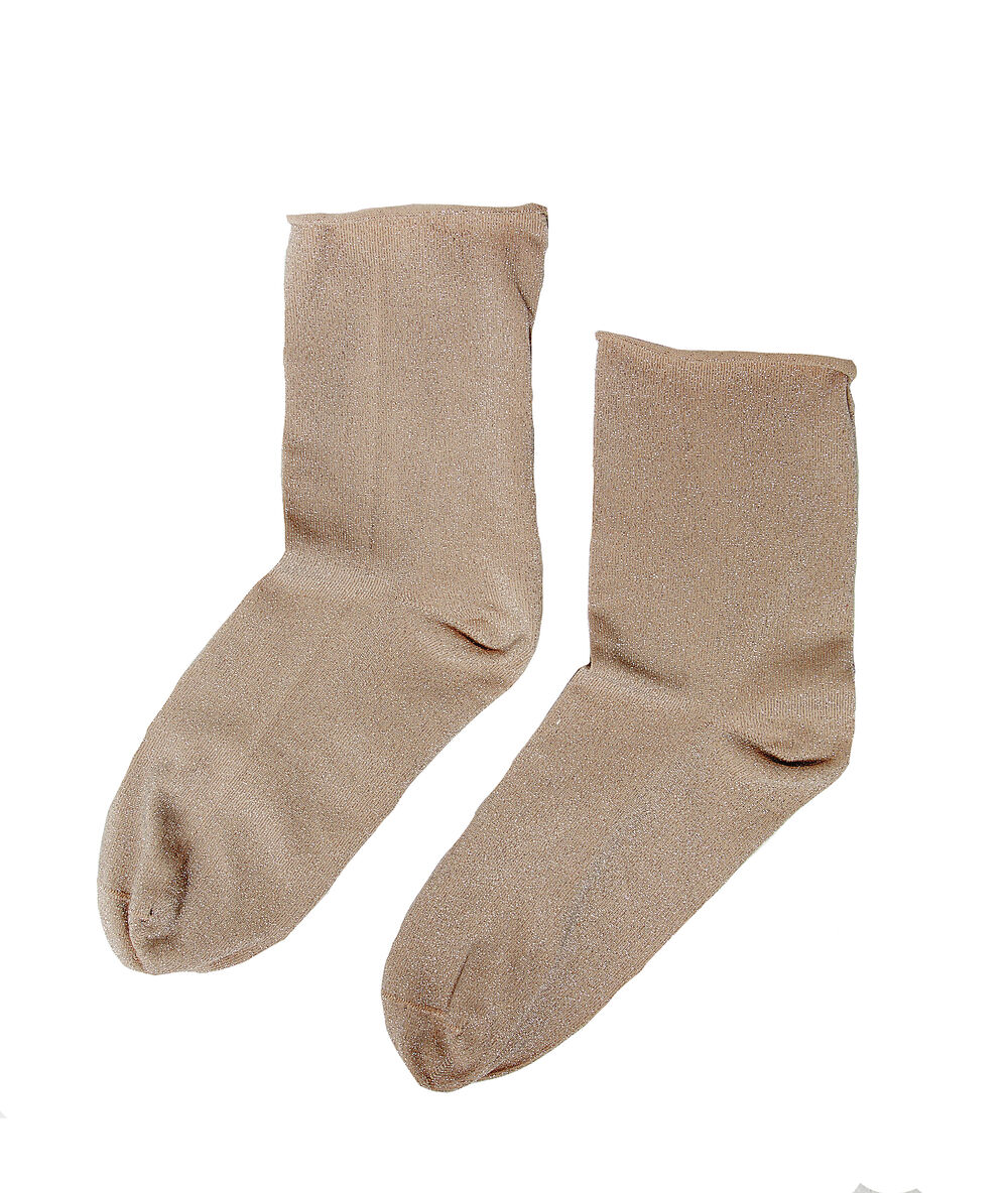 Calcetines cortos fibras metalizadas rosa pálido.