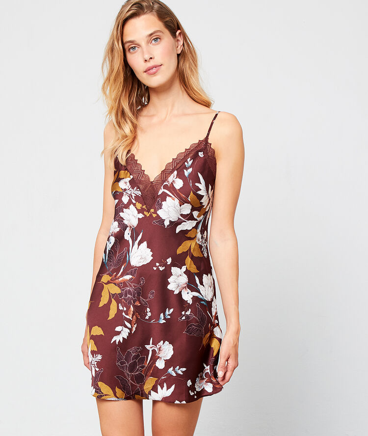 Camisón de satén con estampado floral marrón.