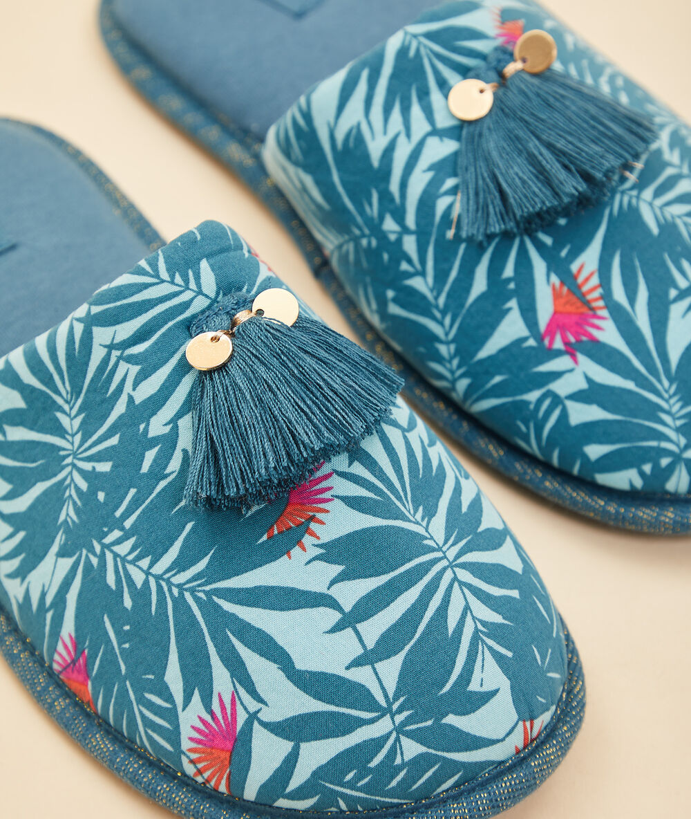 Zapatillas destalonadas estampado tropical azul.