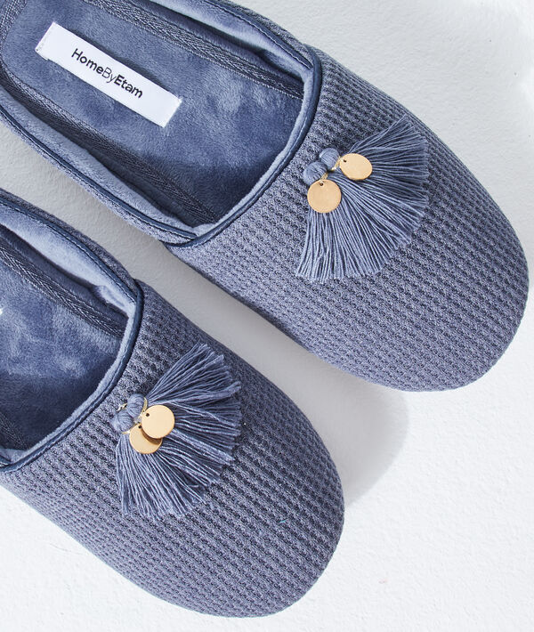 Zapatillas con pompones decorativos Zapatillas con pompones decorativos;${refinementColor}