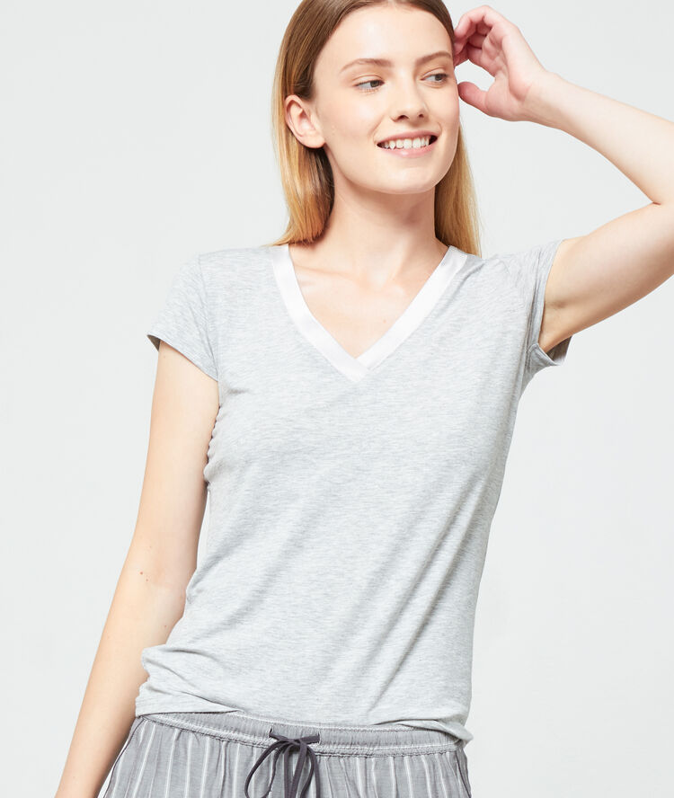 Camiseta escote en v de viscosa, motivos satinados c.gris.