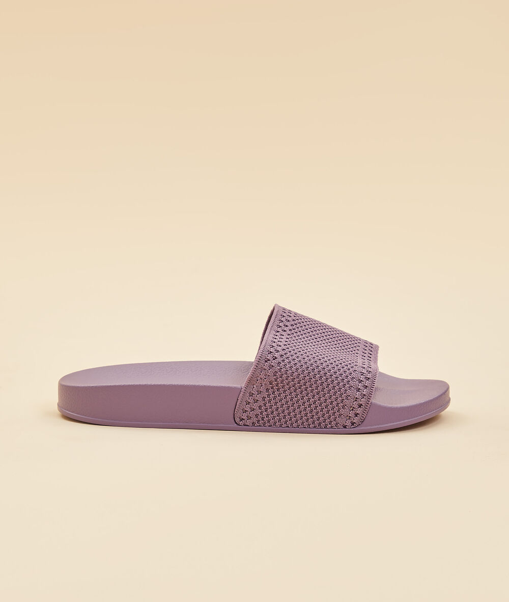 Zapatillas tipo chancla violeta.