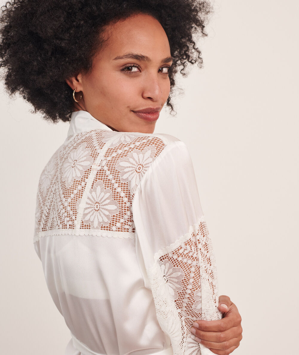 Bata tipo kimono, motivos de encaje crudo.