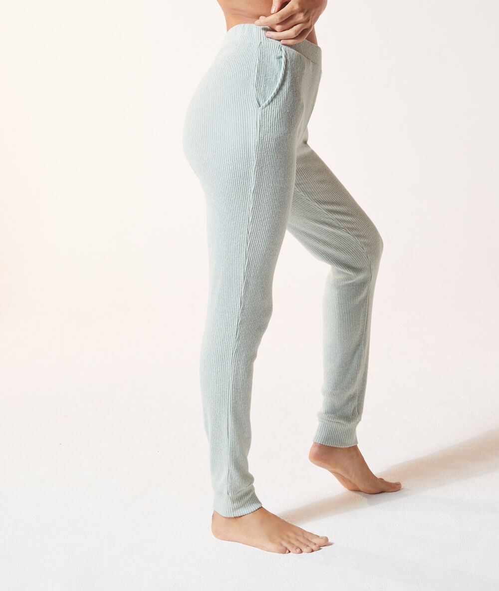 Pantalón canalé verde.