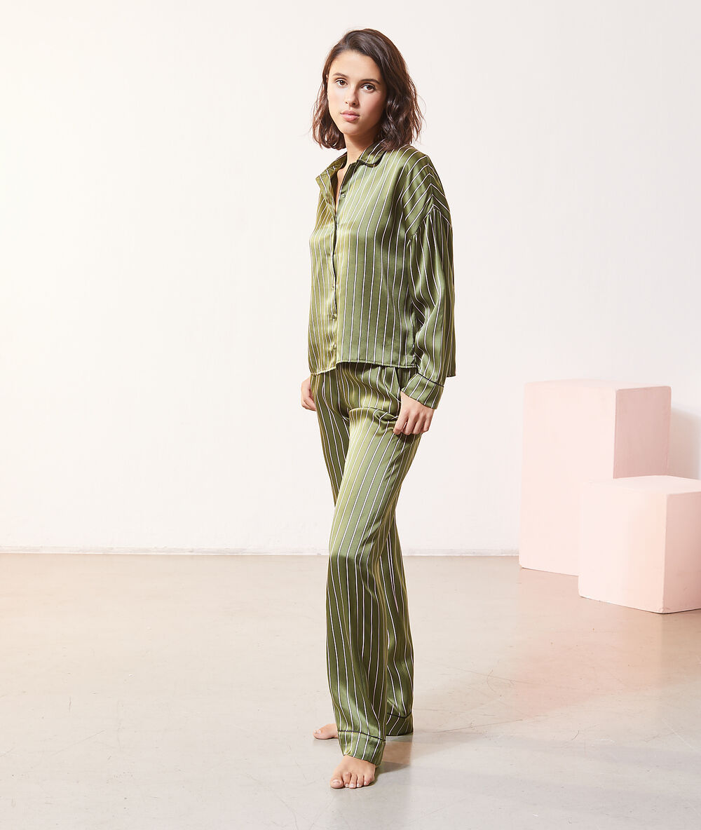 Chemise de pyjama en soie kaki.