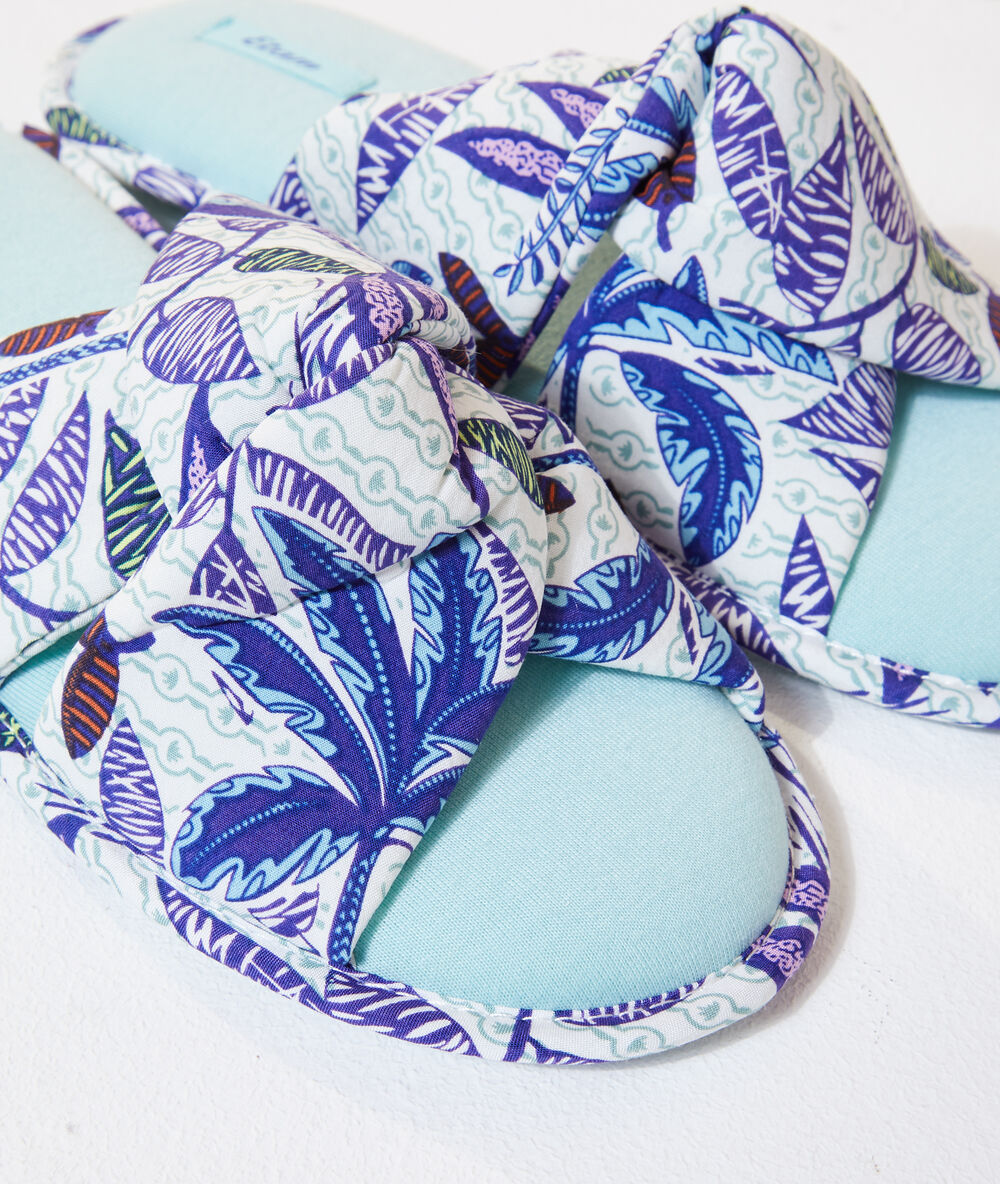 Zapatillas estampadas azul.