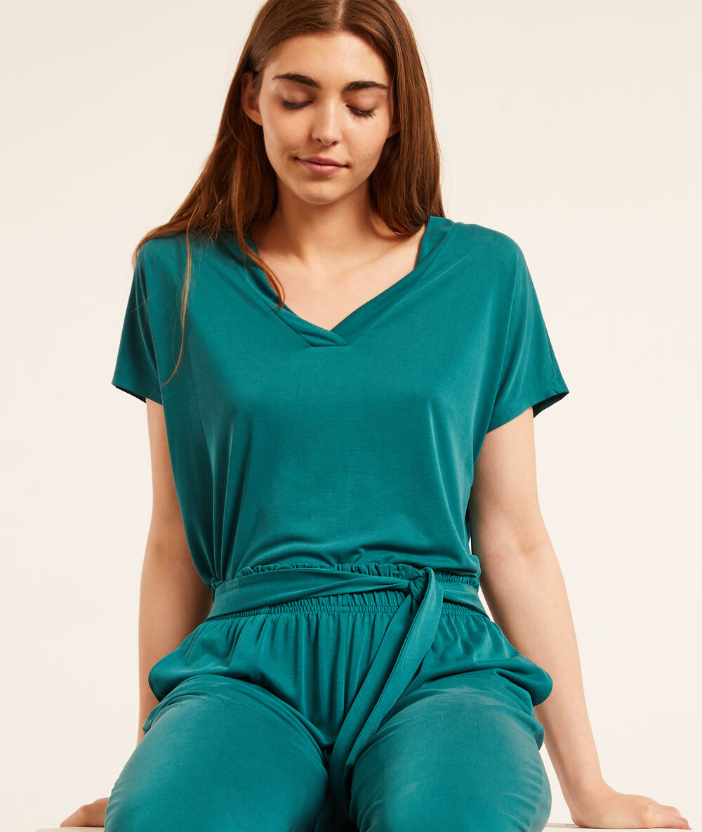 Camiseta manga corta, escote en v verde.
