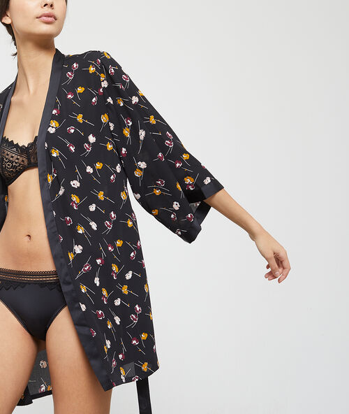 Kimono sat&eacute;n estampado floral negro.