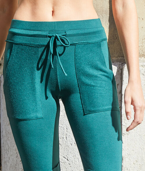 Pantalón sportswear con bolsillos verde.