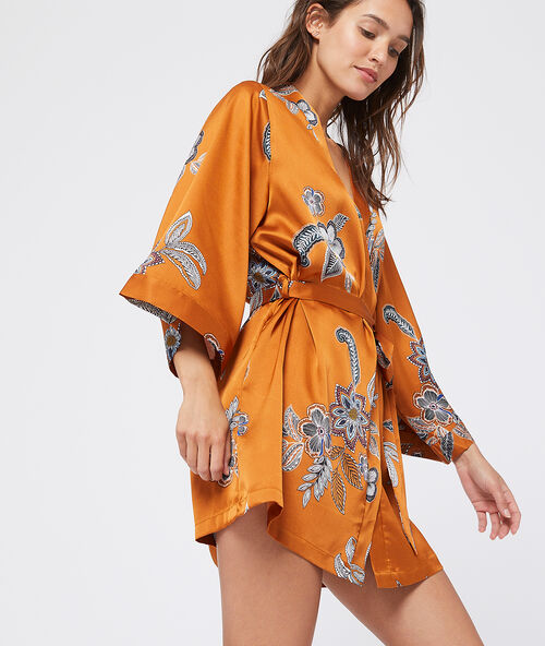 Kimono de sat&eacute;n estampado mostaza.