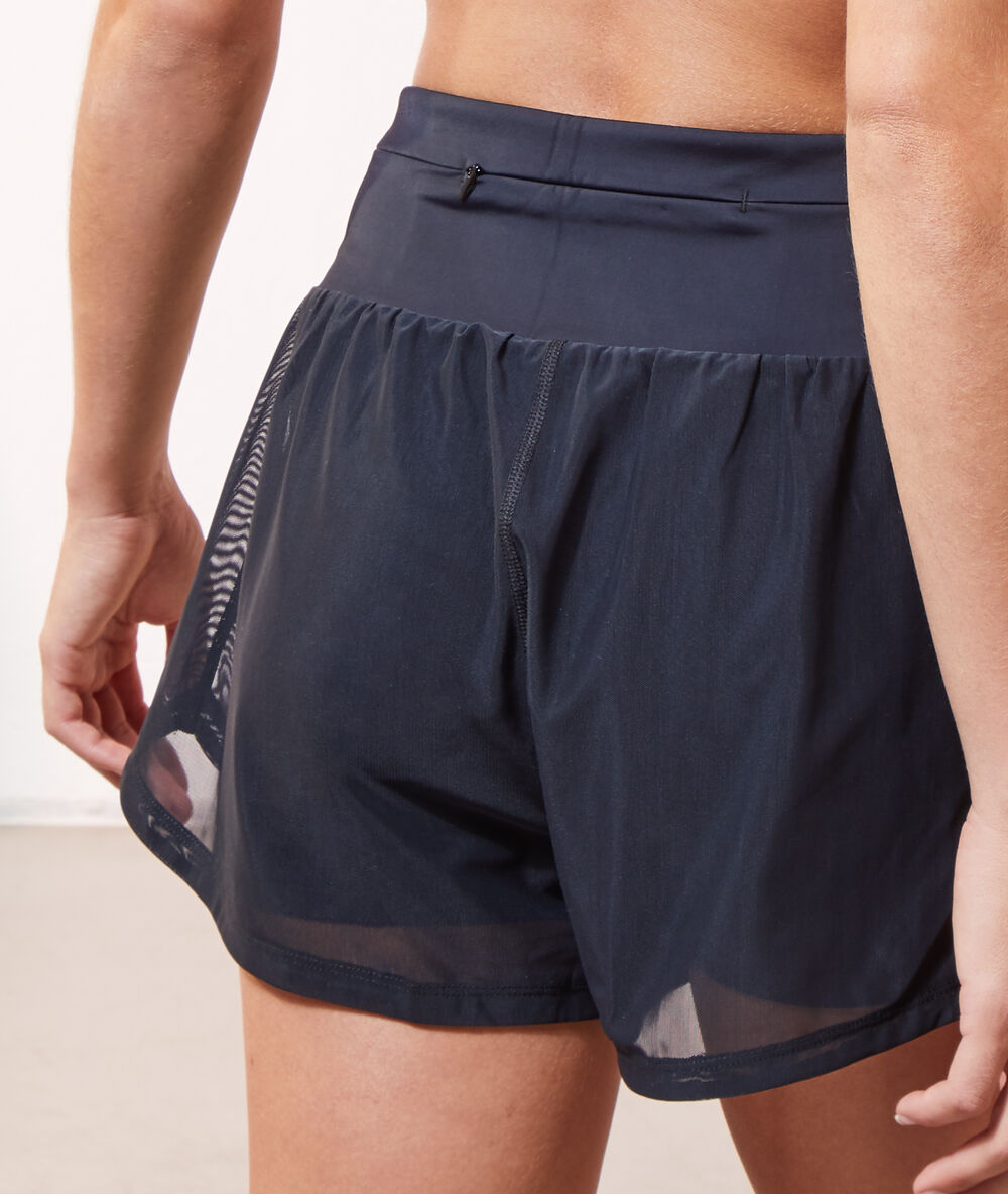 Pantalón corto deportivo negro.