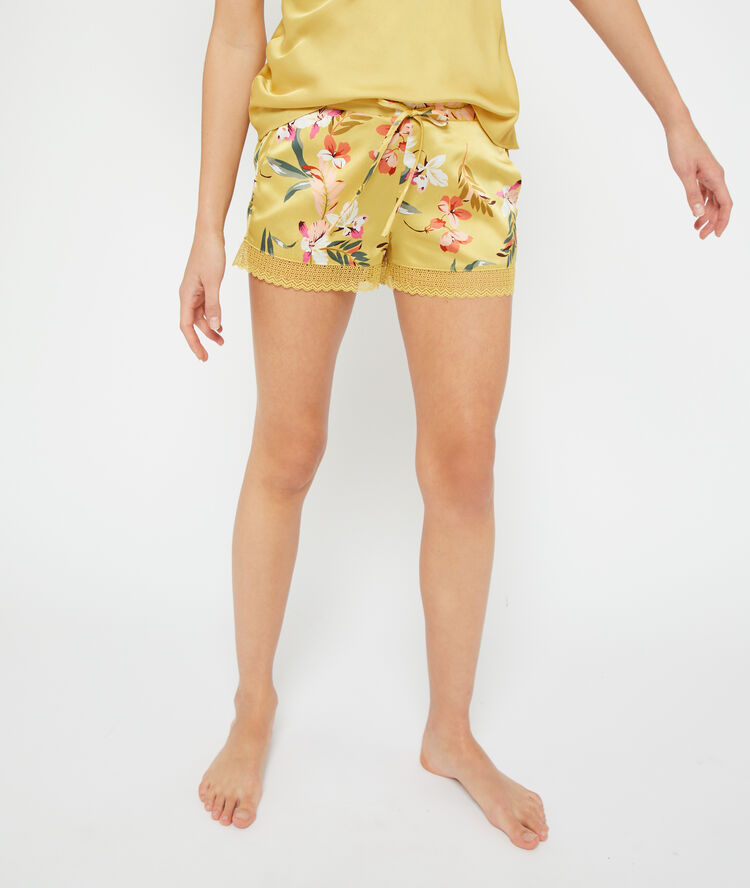 Pantalón corto de satén y estampado floral amarillo pálido.