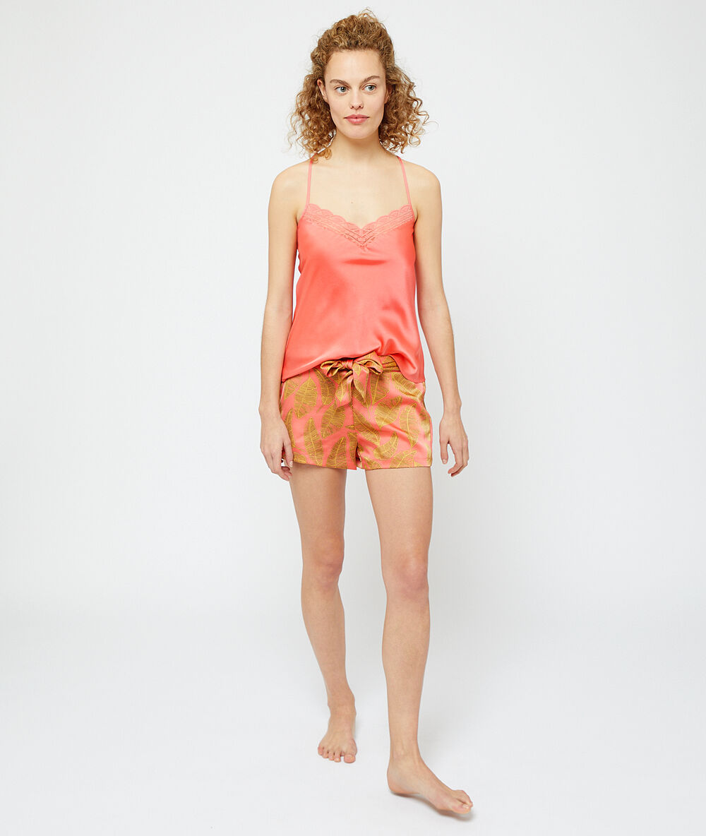 Pantalón corto de satén con lazada naranja.