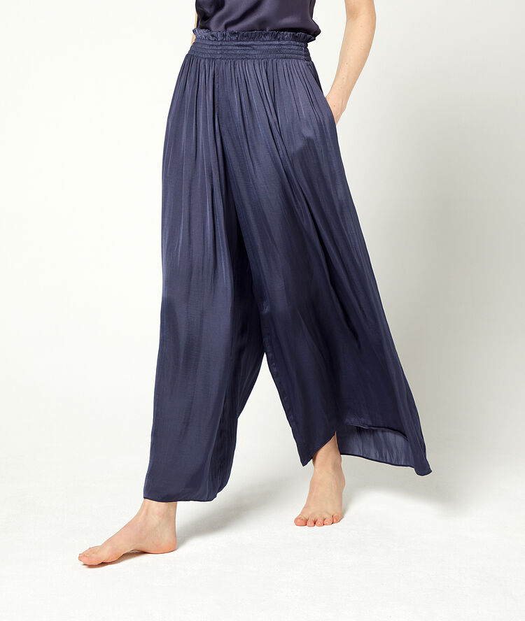 Pantalón largo holgado azul.