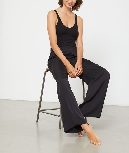 Pantal&oacute;n recto de sat&eacute;n, cintura el&aacute;stica negro.