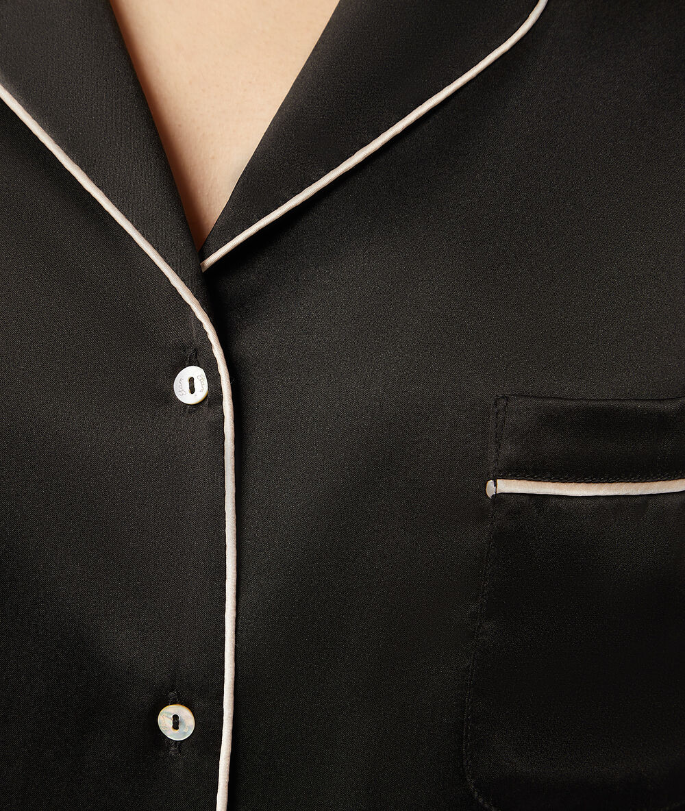 Camisa pijama de seda negro.